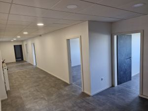 Image du couloir entre les bureaux